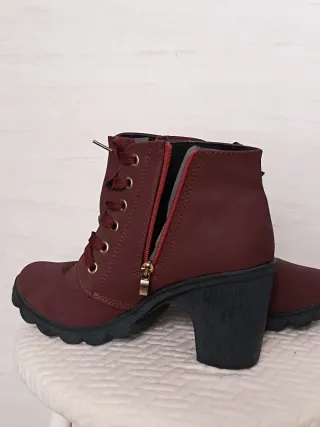 Botines burdeos de tacón con cordones y hebilla