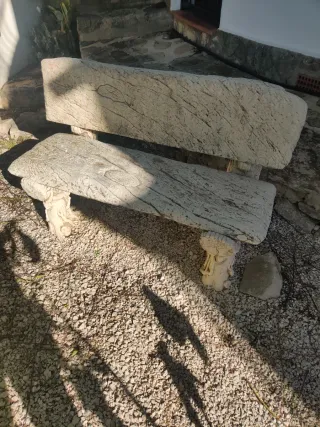 Banco de piedra rústico exterior