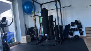 Saco de boxeo y guantes