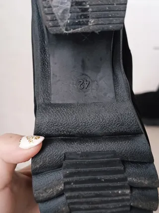 Botines negros con cordones y hebilla