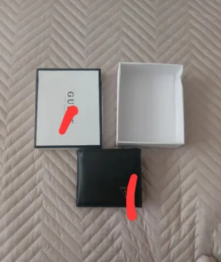 Cartera negra imitación piel comprada en Hacoo.