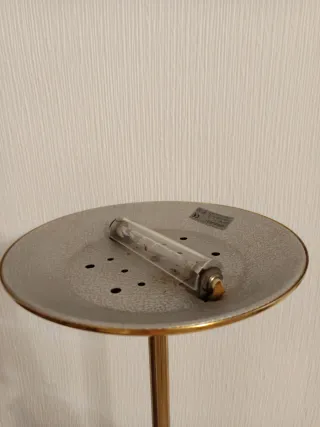 Lámpara de pie dorada