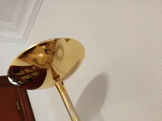 Lámpara de pie dorada