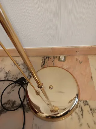 Lámpara de pie dorada