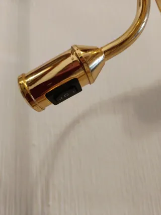 Lámpara de pie dorada