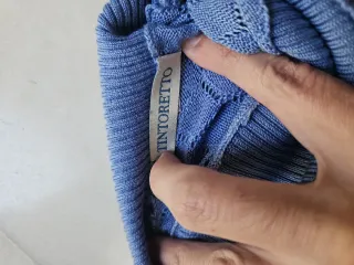 Jersey azul cuello alto tejido rombos