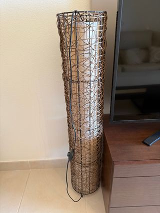 Lámpara de pie de rafia