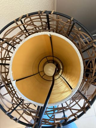 Lámpara de pie de rafia