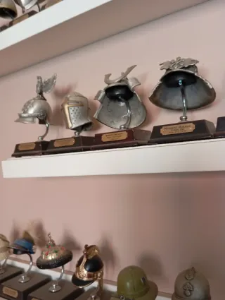 Colección 50 cascos históricos + 2 libros y Estant