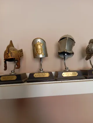 Colección 50 cascos históricos + 2 libros y Estant