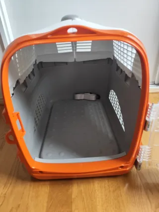 Transportín naranja y transparente