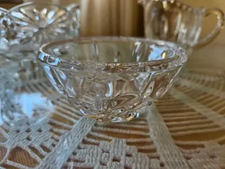 Juego de cristal tallado: cuencos y salsera