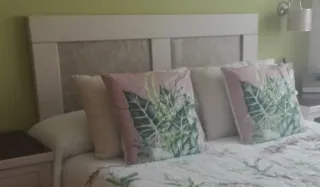 Cómoda,cabecero y mesillas de madera