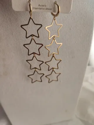 Pendientes largos dorados con estrellas