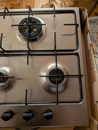 Cocina de gas Balay con 3 fuegos.