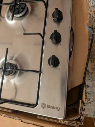 Cocina de gas Balay con 3 fuegos.