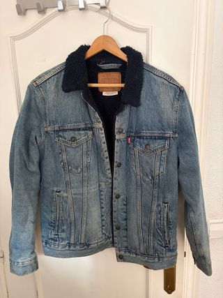 Chaqueta Levi's vaquera forrada azul marino.