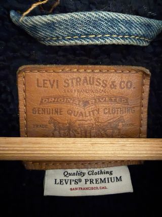Chaqueta Levi's vaquera forrada azul marino.
