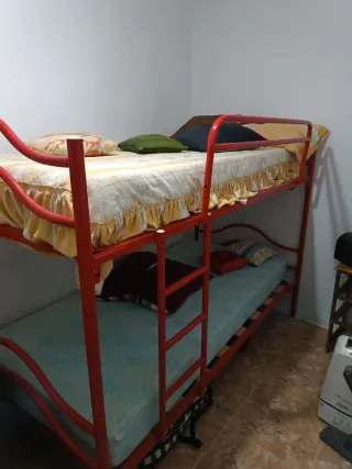 Literas metálicas rojas