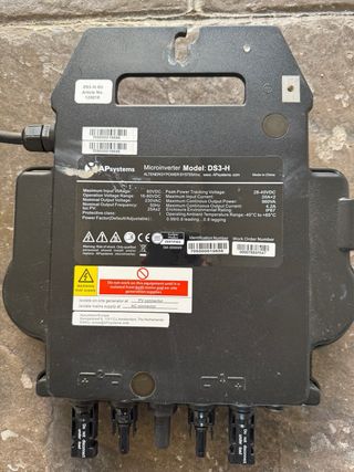 Microinversores APsystems DS3-H y cuadro de mandos