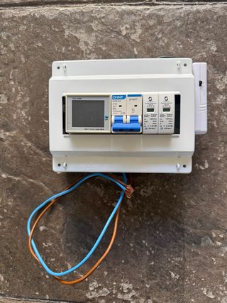 Microinversores APsystems DS3-H y cuadro de mandos