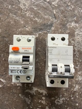 Microinversores APsystems DS3-H y cuadro de mandos