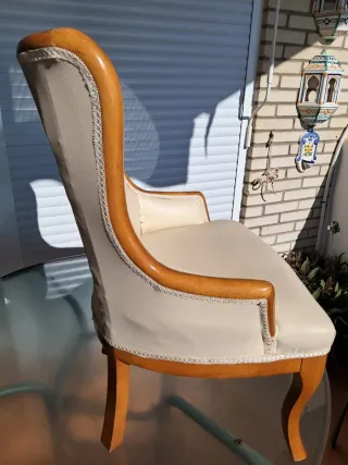 Sillón clásico tapizado beige y madera