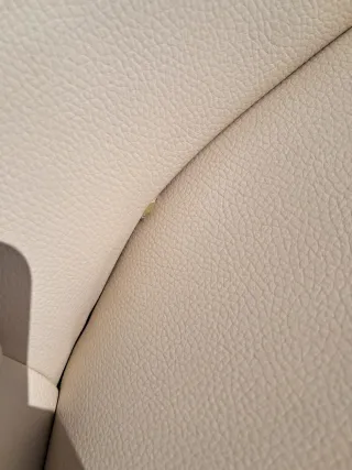 Sillón clásico tapizado beige y madera