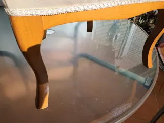 Sillón clásico tapizado beige y madera