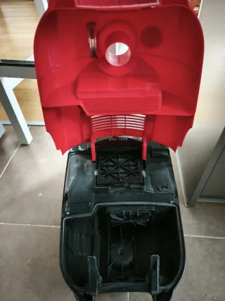 Aspiradora Roja 2200W