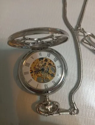 Reloj de bolsillo plateado