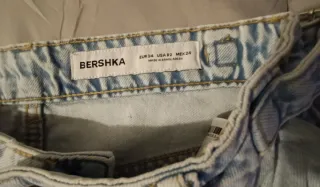 Pantalón vaquero Bershka con bolsillos laterales