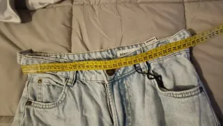 Pantalón vaquero Bershka con bolsillos laterales