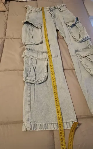 Pantalón vaquero Bershka con bolsillos laterales