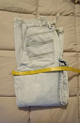 Pantalón vaquero Bershka con bolsillos laterales