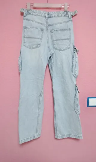 Pantalón vaquero Bershka con bolsillos laterales