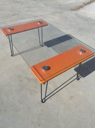 Mesa auxiliar cristal y naranja