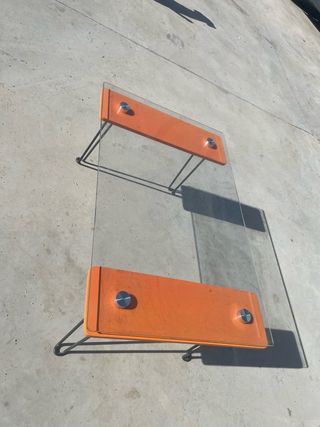 Mesa auxiliar cristal y naranja