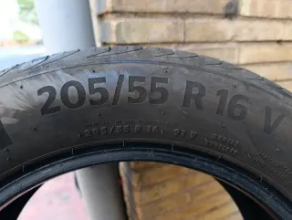 Rueda de coche en muy buen estado.