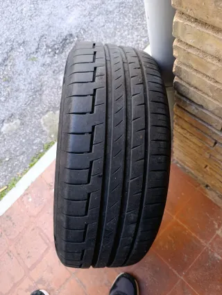 Rueda de coche en muy buen estado.