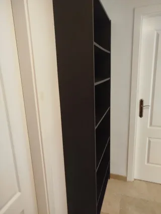 Estantería de madera negra