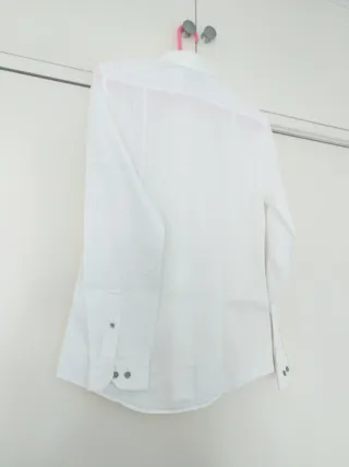 Camisa H&M Hombre Blanca. Ligero grabado en tejido