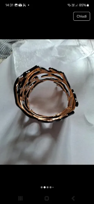 Bracciale nero e oro, regalo mai indossato
