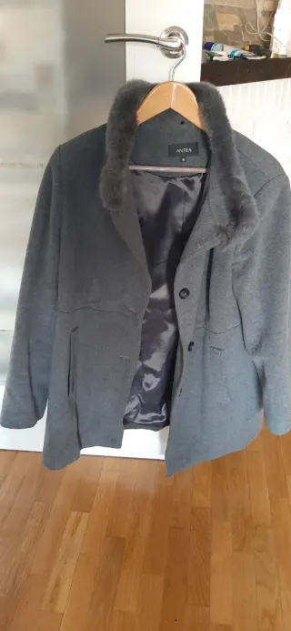 Abrigo gris ANTEA con cuello de pelo