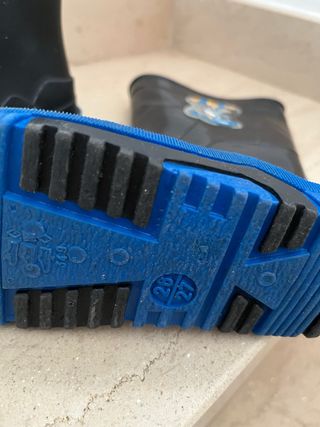 Botas de agua negras con detalle azul, talla 26-27