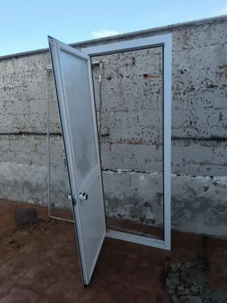 Puerta metálica blanca con cristal medidas  210x80