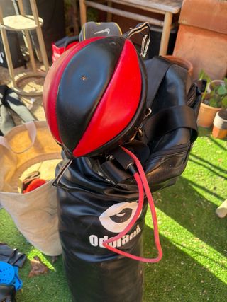 Saco de boxeo con casco y guantes