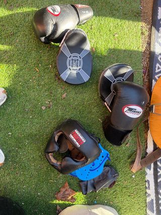 Saco de boxeo con casco y guantes