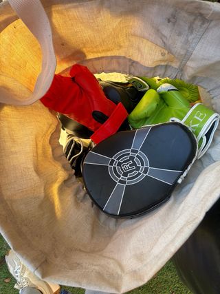 Saco de boxeo con casco y guantes