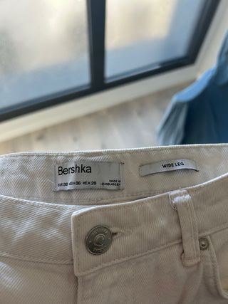 Pantalones blancos con dragón